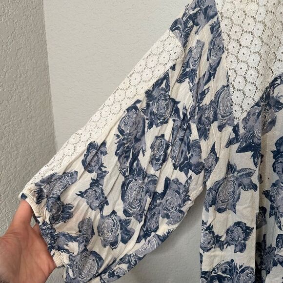 Free People Blue White Floral Lace Oversized Peasant Blouse - Size XS - EUC - Picture 7 of 8